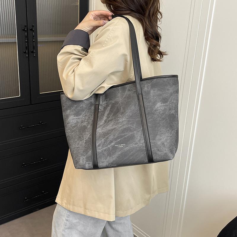 Fashion and leisure shoulder tote bag women's large-capacity autumn and winter versatile high-end commuter armpit bag