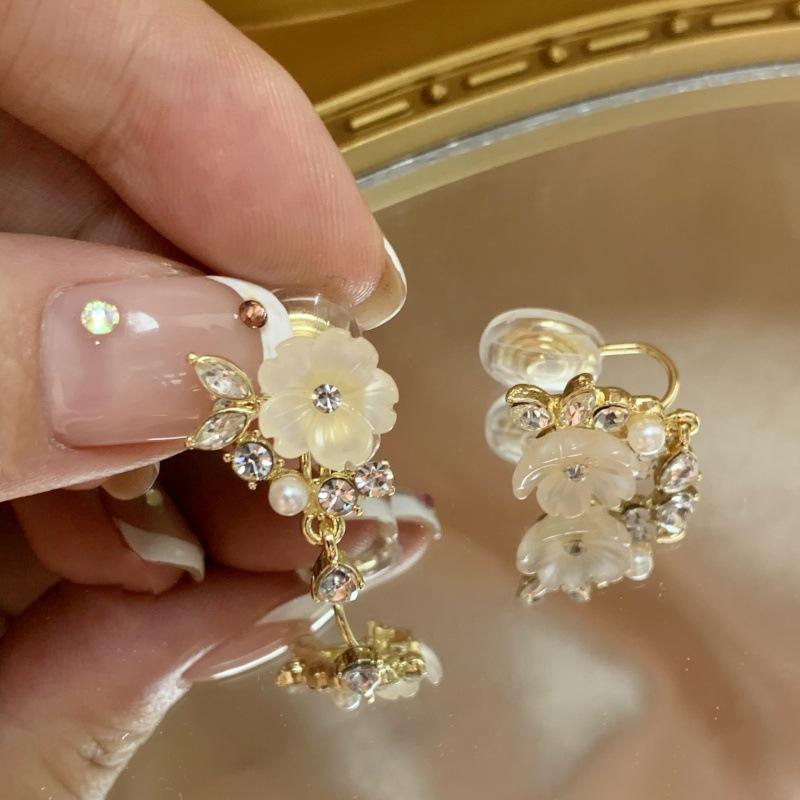 Elegant Korean-Style Non-Pierced Ear Cuff: Sweet Flower Design Fashion Accessory for Women