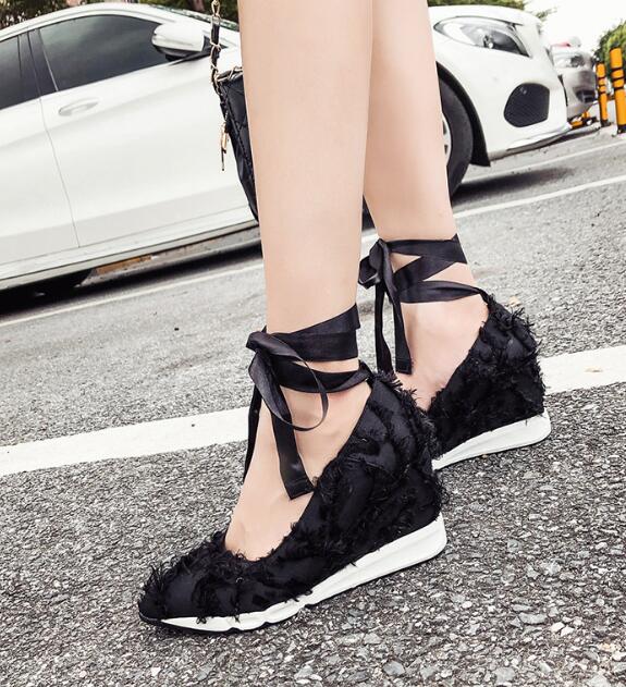 

Модные новые клинья с острым носком женские толстая подошва украшение из перьев туфли с мелким вырезом шелковая лента перекрестная шнуровка туфли-лодочки модная повседневная обувь 6.5 чёрный