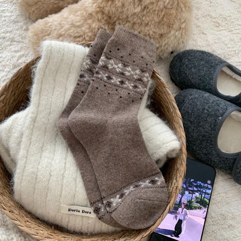 

Женские зимние новые винтажные утолщенные теплые клетчатые зернистые этнические носки-бочонки 1 pair света кофе