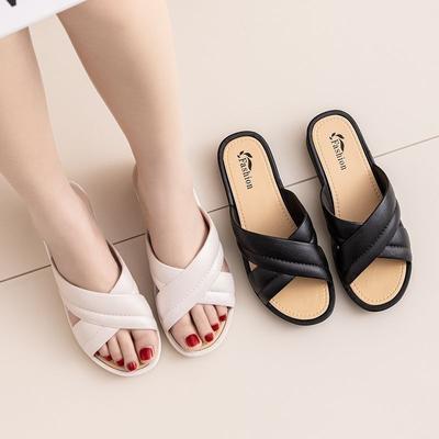Women's Summer Slippers New Height Increasing Thick Soled Versatile Beach Shoes Indoor Fashionable Anti Slip and Anti Odor Women's Sandals