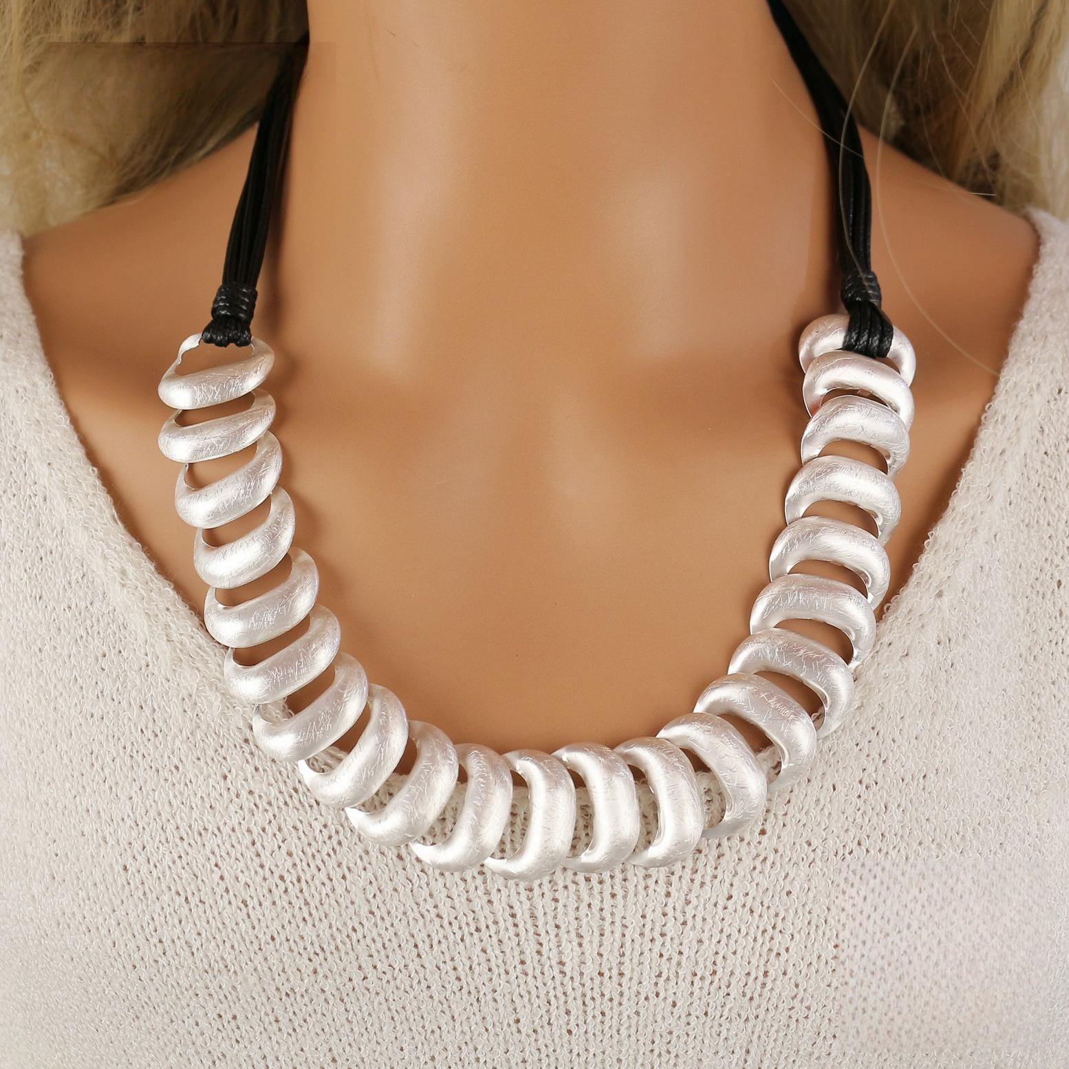 

Hand-brushed hollow ring leather rope necklace срібний