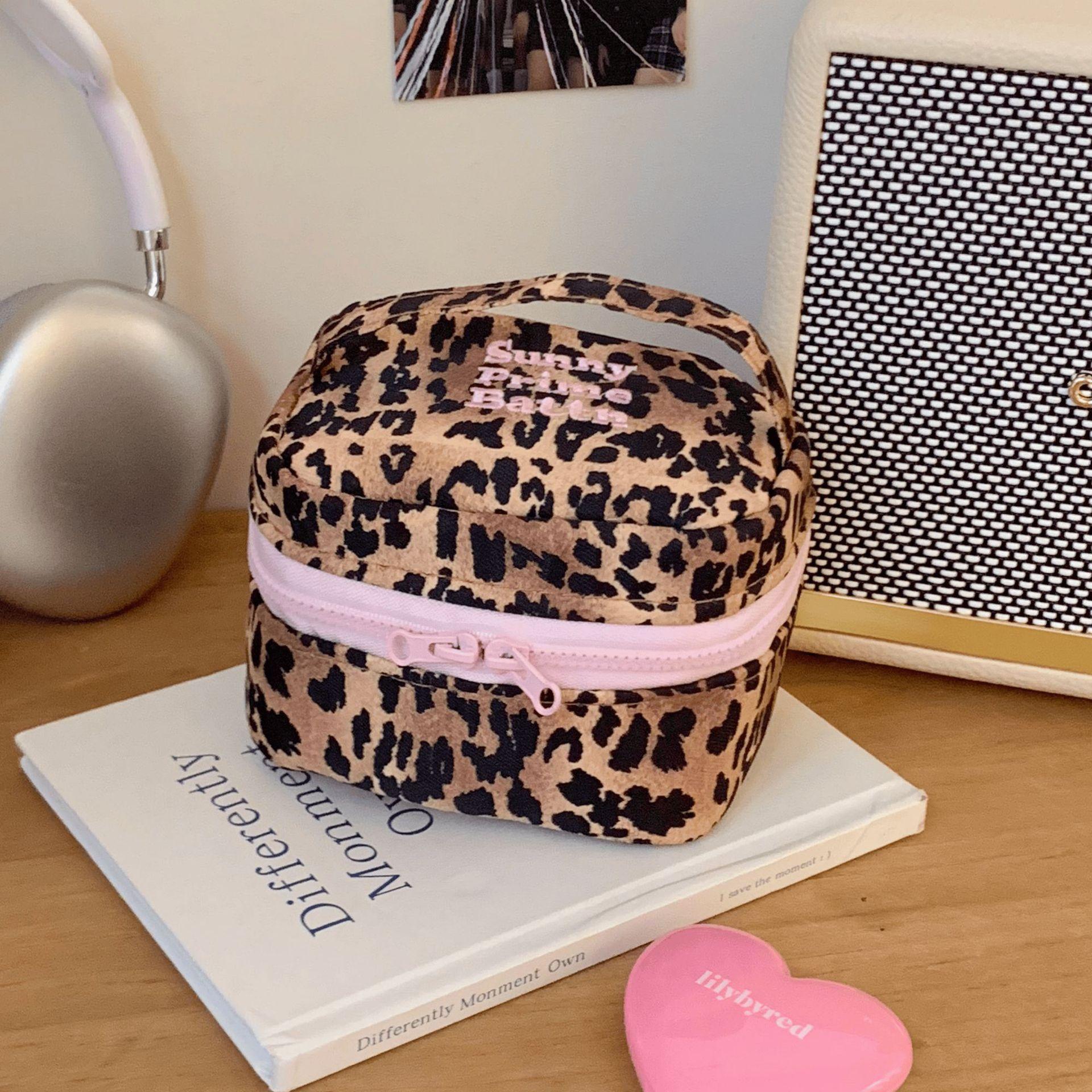 

New Fashion Leopard Print Makeup Pouch Large Portable Cosmetic Earphone Bag for Travel Cute Stylish Organizer for Schoolgirls 12.5*9*9.5 cm