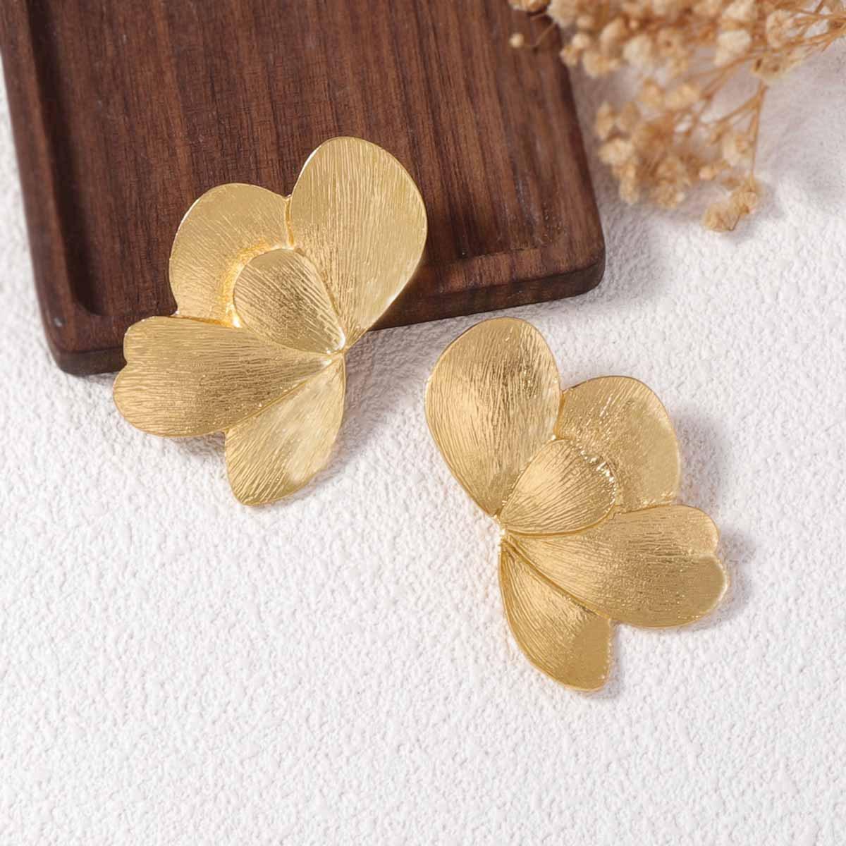 

Exaggerated fashion personality retro design sense alloy light luxury temperament petal flower shape women s stud earrings золотий