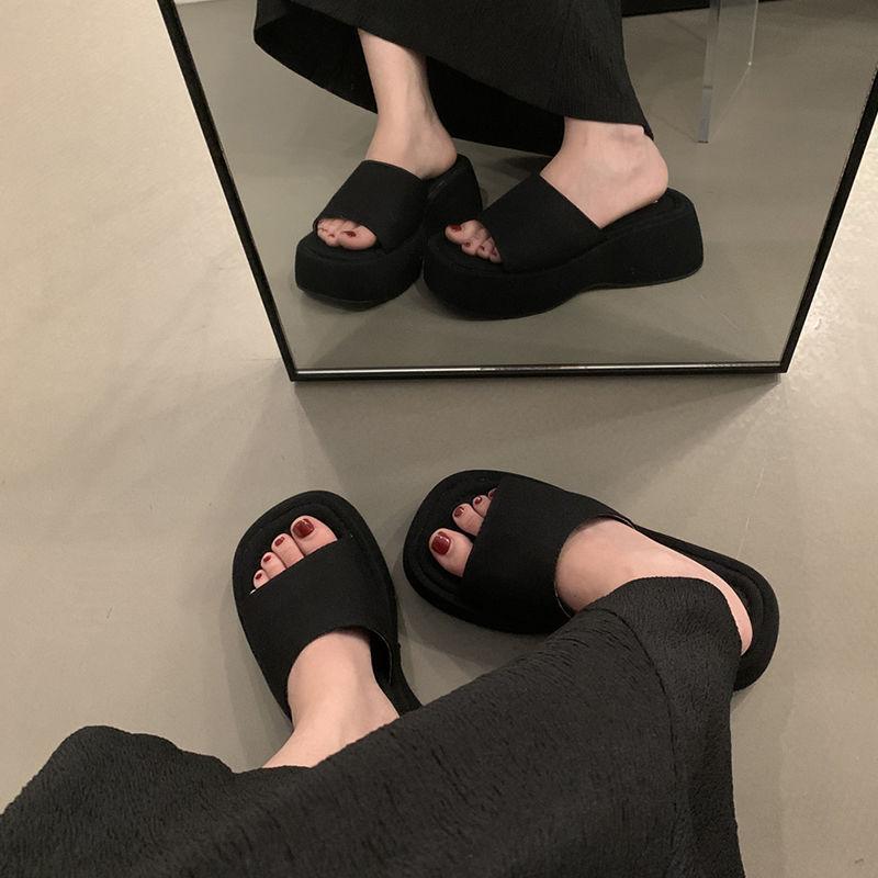 Muffin thick-soled cool slippers women's summer wear fashion and high sense Internet celebrity one-word drag 2025 new super fire beach shoes