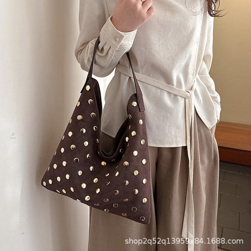 Tägliche süße und coole Persönlichkeit Nieten weiches Leder große Kapazität Tote Bag Damen Trend Pendler Schulter Achseltasche