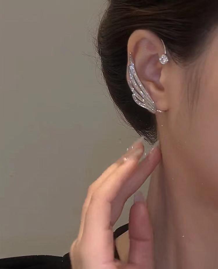 Prémiové náušnice s motýlkovými střapci bez piercingu s květinovým a sněhovým designem