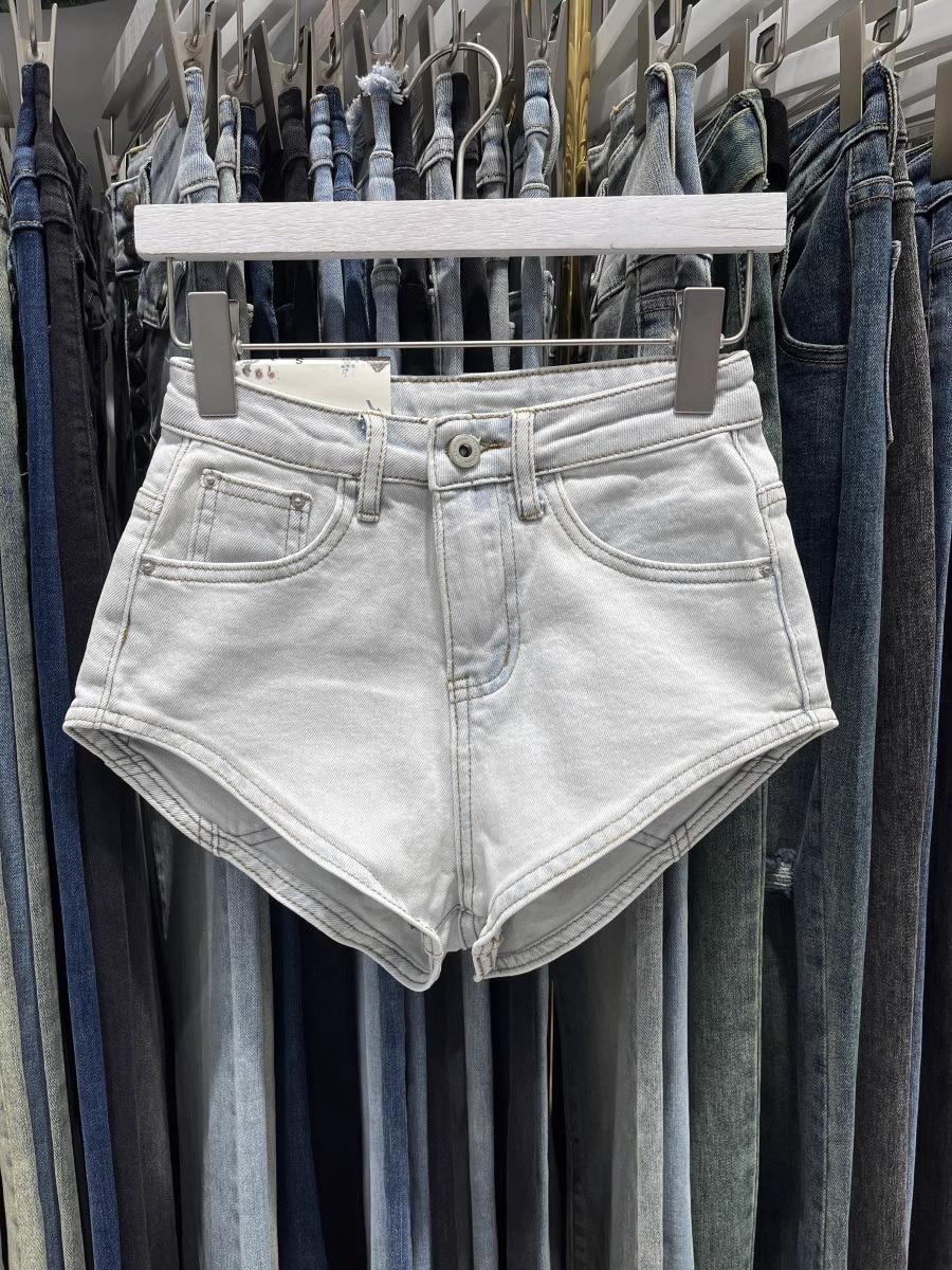 

Women s White Summer 2025 Spicy Girl Sexy Leg-Lengthening Butt-Lifting Hidden Design Denim Hot Pants S