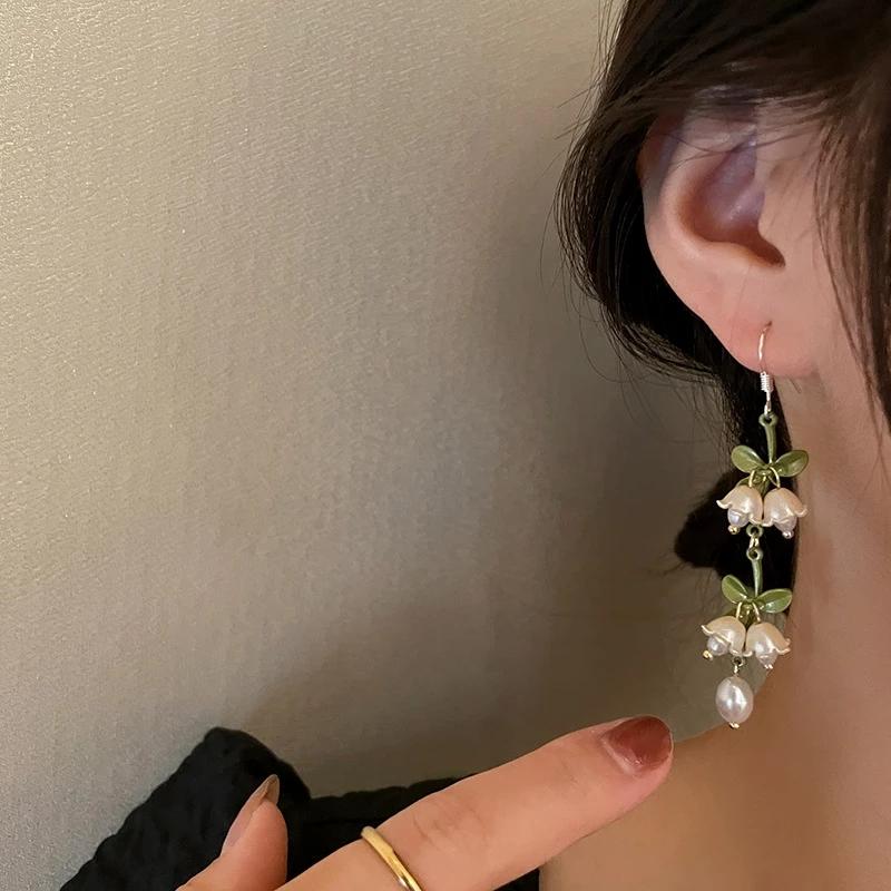 AENSOA Personality White Floral Leaf Necklace Trendy Alloy Enamel Lily Valley Gold Color Choker Necklace for Women High Quality