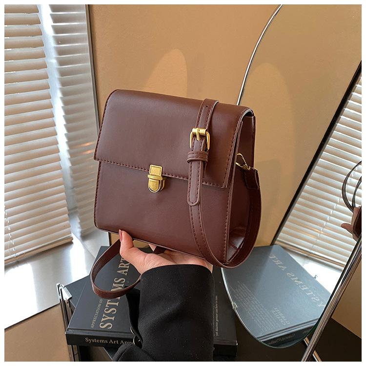 

Сумка в стиле ретро Гонконг женская 2025 новая модная универсальная сумка-мессенджер модный зарубежный стиль однотонная сумка через плечо с клапаном женская темно-коричневого