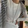 Abstrakte hohle Metallanhänger Halskette Schwarzes PU-Lederband Halskette Verstellbare Sweater-Kette Modischer Choker