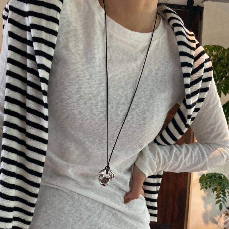Abstrakte hohle Metallanhänger Halskette Schwarzes PU-Lederband Halskette Verstellbare Sweater-Kette Modischer Choker