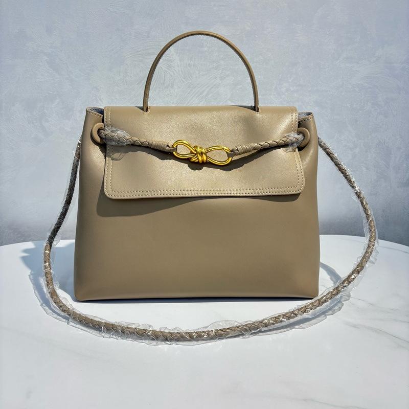 

2025 Новая женская сумка из натуральной кожи, однотонная, с клапаном, с бантом-бабочкой, с золотой пряжкой, для ношения на одном плече, через плечо, сумка-тоут 31x23x12CM