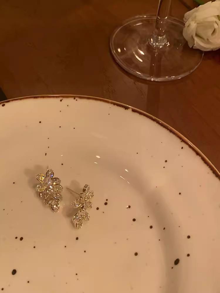 Elegante hochwertige Zirkonia-Ohrringe mit 925er Silberstiften - Damen-Leichtluxusschmuck für Frühling und Sommer