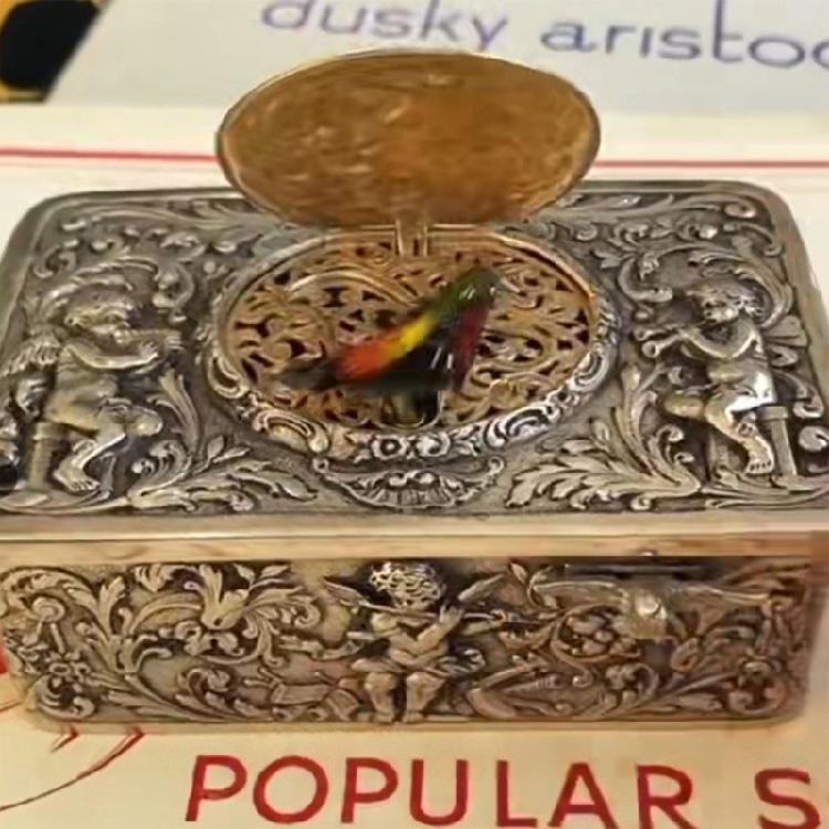 Kolekcjonerska Mechaniczna Pozytywka z Śpiewającym Ptakiem z Wytłaczanymi Motywami Liści 3D Antyczny Stop Nakręcana Dekoracja na Specjalne Wydarzenie