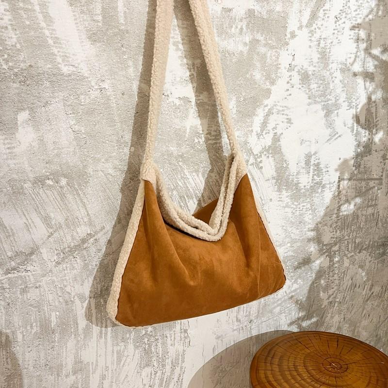 

ins autumn and winter retro plush bag plush bag suede splicing lamb wool tote bag lazy wind shoulder messenger bag коричневый
