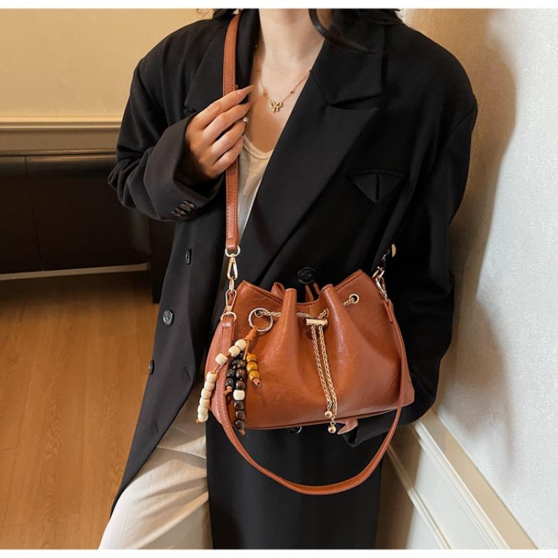 Niche design drawstring portable bucket bag women's new autumn and winter retro fashion commuter shoulder messenger bag