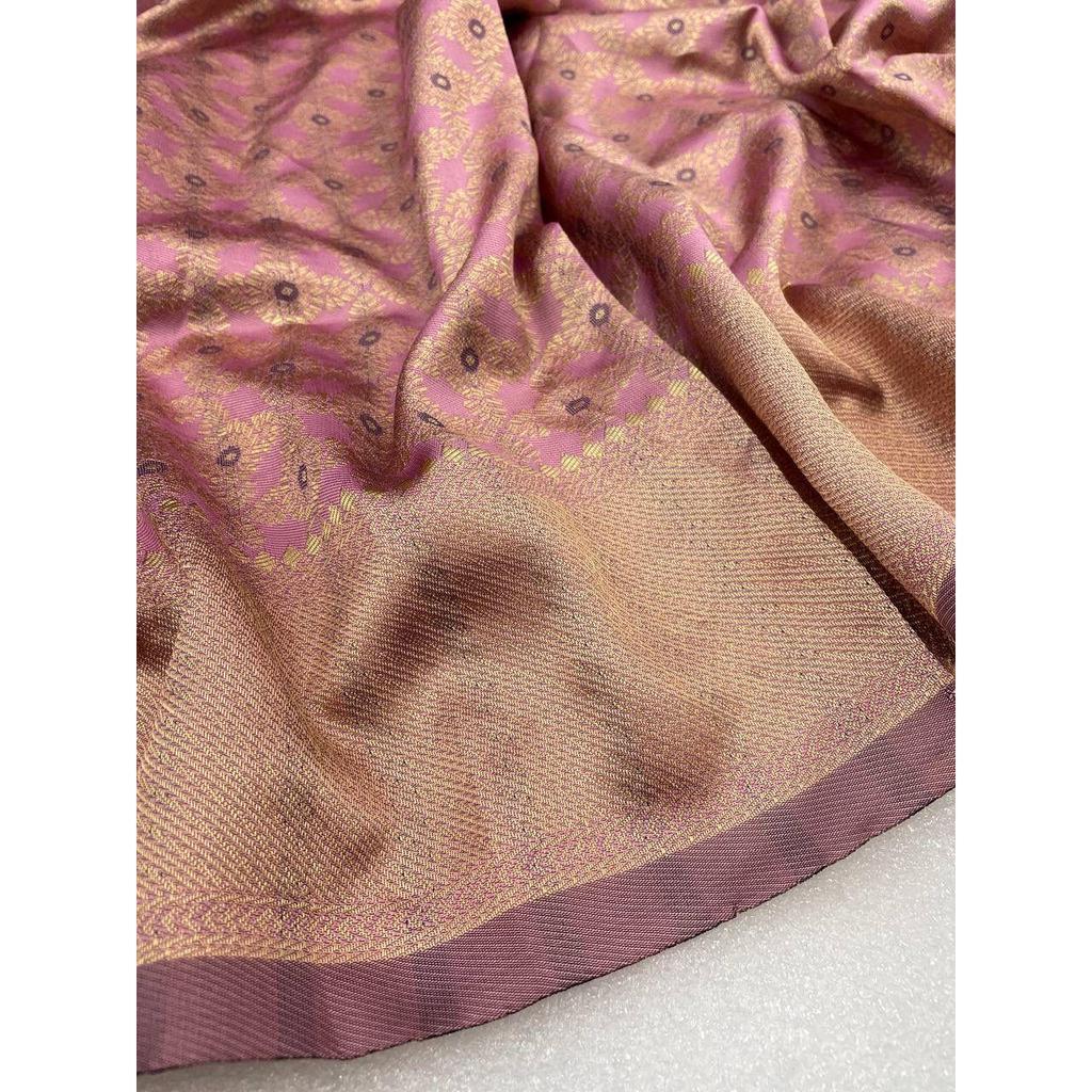 Seiden-Sari aus dem ALMAARI-Store ist mit wunderschönen Zari-Arbeiten in Form traditioneller Motive verziert