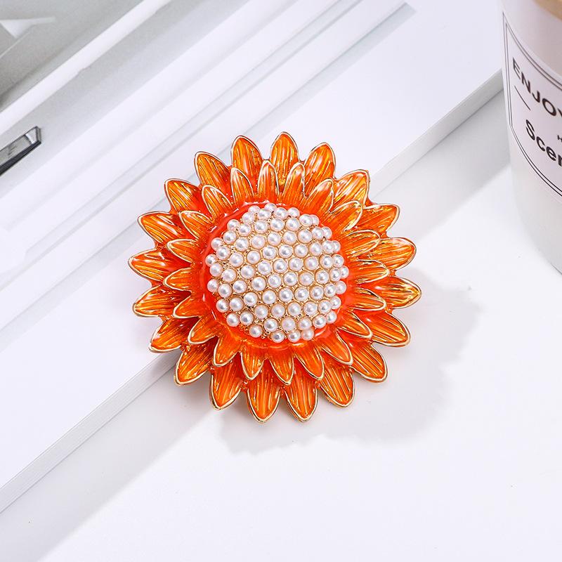 Yellow classic sunflower brooch, sunflower chest flower, floral brooch, women's versatile suit clothing brooch