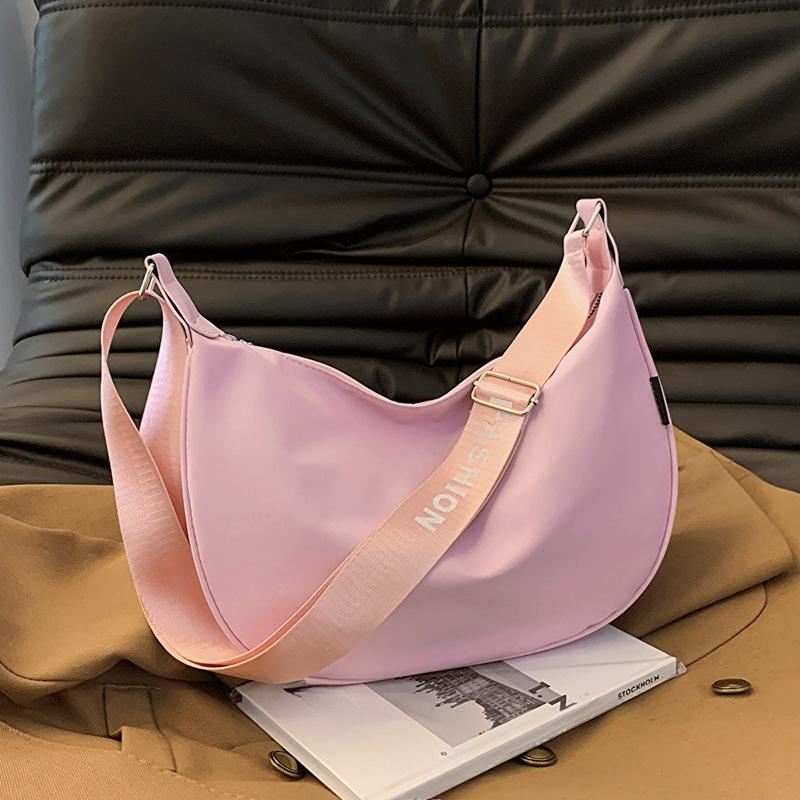 

Сумка большой вместимости для женщин Новая нишевая дизайнерская сумка высокой ценности, цвета конфет, на одно плечо, кроссбоди, сумка-полумесяц для женщин