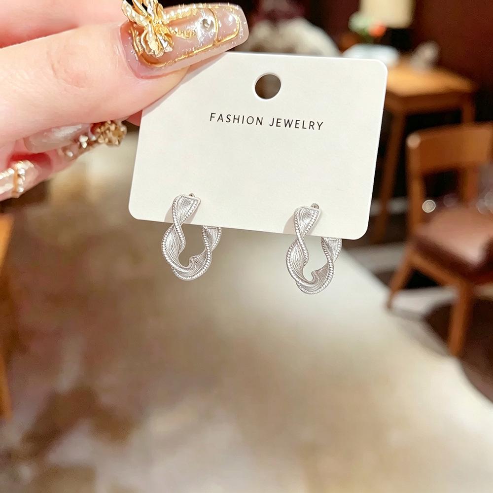 Luxurious Geometric C-Shaped Twisted Thread Earrings for Women
