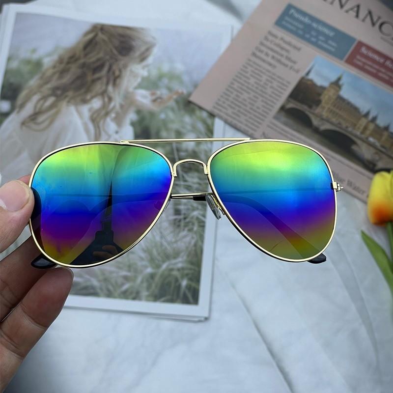Classic Aviator Style Sunglasses with Reflective Mirrored Lenses Metal Frame Lightweight Durable Design Suitable for Outdoor Activities