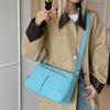Borsa a tracolla sottile con tasche frontali e tracolla regolabile in nylon tinta unita
