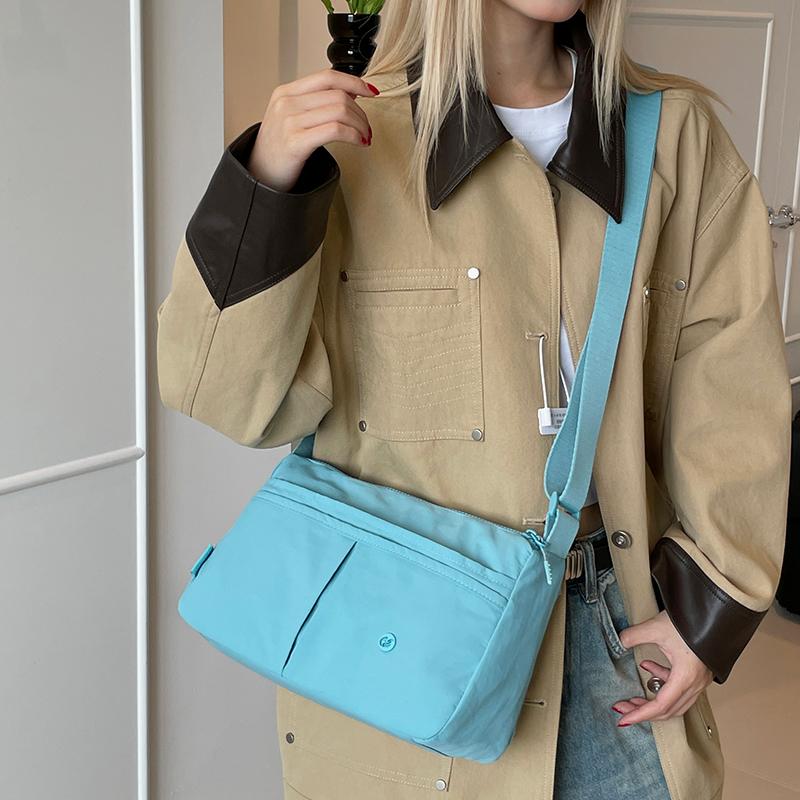 Borsa a tracolla sottile con tasche frontali e tracolla regolabile in nylon tinta unita