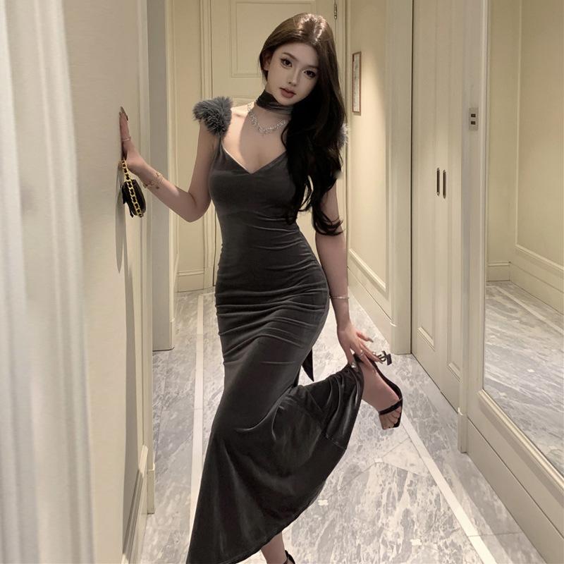 

Женское платье French royal sister из бархата с открытой спиной и бретелями S