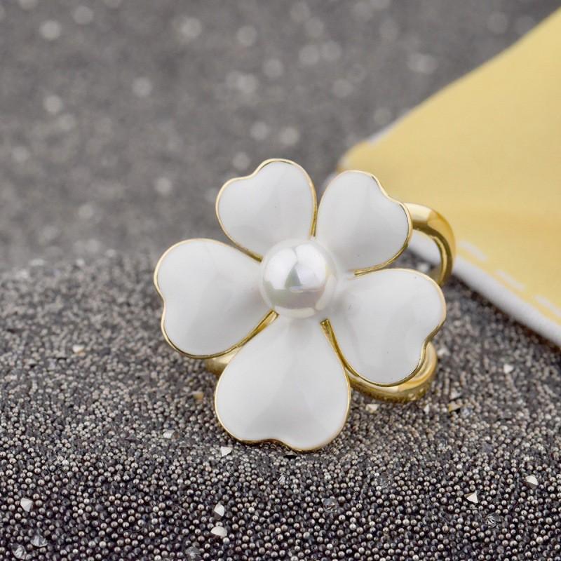 

Silk Scarf Buckle Multifunctional New Windbreaker Pearl Hem Small Square Knot Clip белый