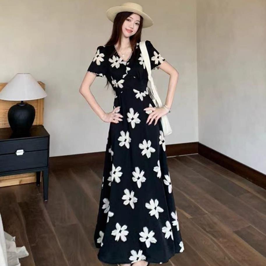 Summer French Retro Black Floral V-Neck Lace Dress with Slimming Waist and Wide Hem