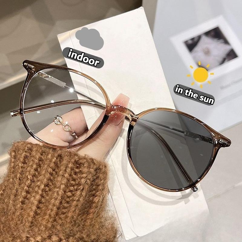 New Round Frame Fashion HD Anti Blue Light Photochromic Near Sight Eyeglasses New Light Sensing Color Changing Myopia Glasses for Women Men -4.0