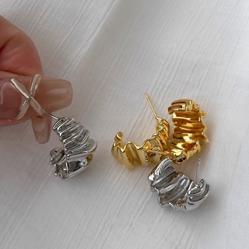 Retro Minimalist Irregular Ear Cuffs: Light Luxury Niche Earrings