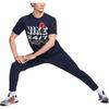Nike T-shirt da Fitness da Uomo con Stampa Grafica, Manica Corta, Girocollo, Tessuto Dri-FIT UV, Colore Obsidian FN3989-451