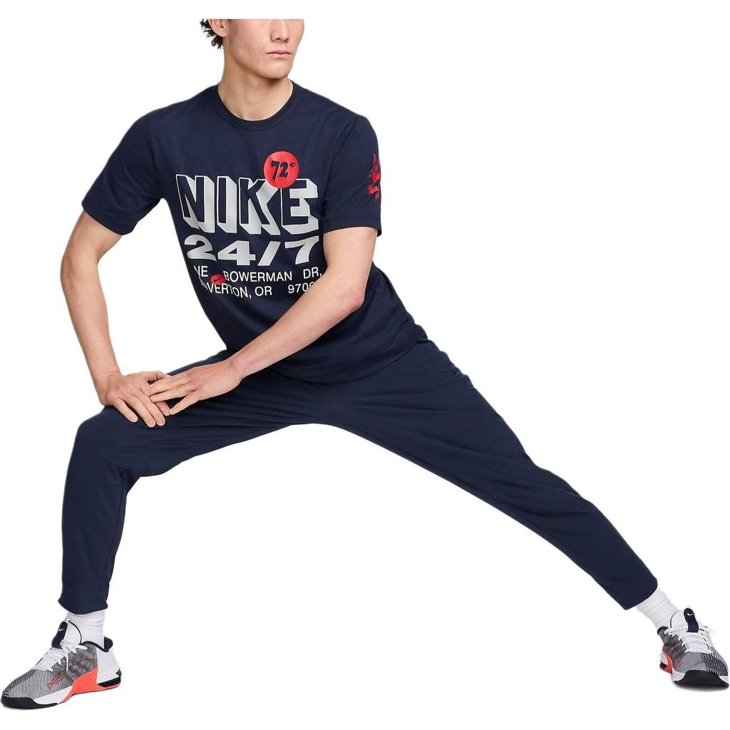 Nike T-shirt da Fitness da Uomo con Stampa Grafica, Manica Corta, Girocollo, Tessuto Dri-FIT UV, Colore Obsidian FN3989-451