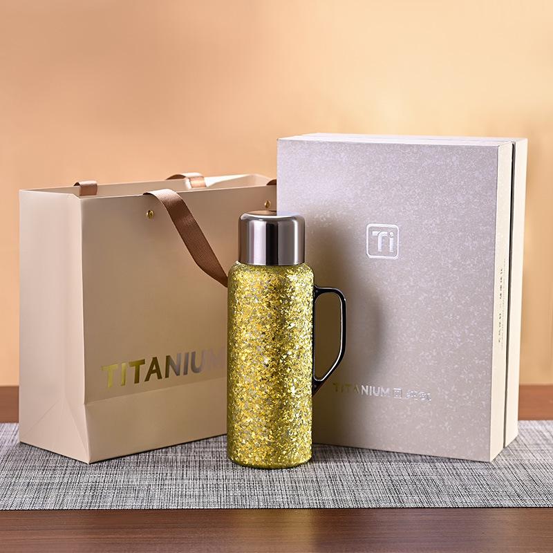 Elegant Titanium Thermos Cup with Built-in Thermometer and Large Capacity for Office Tea Brewing 600ml жёлтый