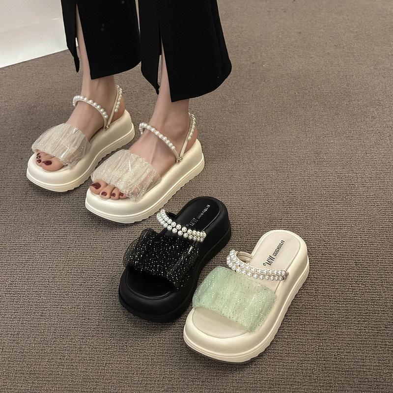 Kleine höhenverstärkende Plateau-Slipper Damen Sommerbekleidung 2025 neu Internet-Berühmtheit faule Sandalen zwei Tragearten Strandsandalen