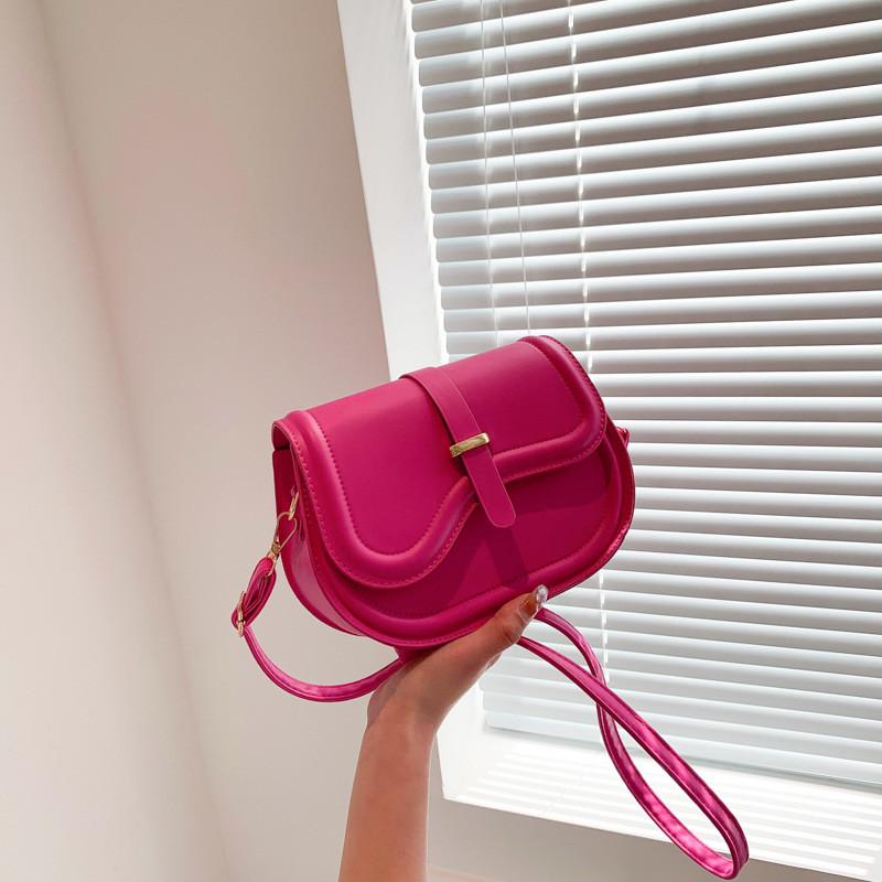 Trendige Stilvolle Satteltasche Für Damen Mit Schickem Minimalistischem Design Und Weicher Textur