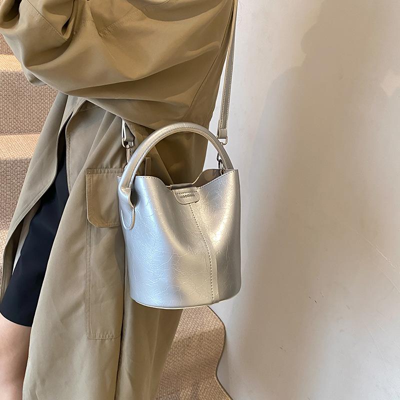 Retro Water Bucket Bag Female New Trendy Commuter Crossbody Bag Fashion Solid Color Handheld One Shoulder Bag For Women
