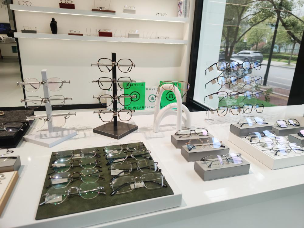 Wooden Double-Row Sunglasses Display Stand for Wayfarer Glasses