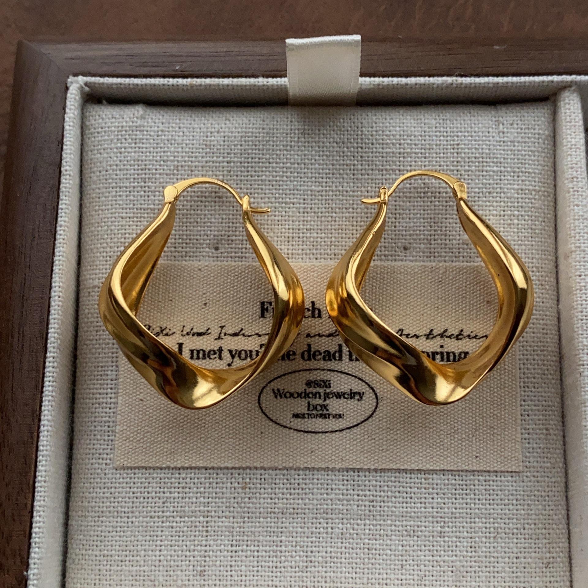 

Retro Cool Irregular Arc Ear Buckle Glossy Polished Craft Earrings Fashion Premium Atmosphere Versatile Earrings