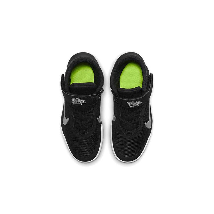 Nike Zapatillas de deporte para niños Team Hustle D10 FlyEase PS en color negro metalizado y plateado, color blanco volt DD7302-004