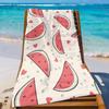 Una Toalla de Playa de Microfibra con Diseño de Sandía, Perfecta para Disfrutar del Verano Junto al Océano, Moderna y Muy Absorbente