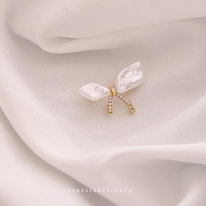 Broche Elegante de Pérola Dourada e Espiga de Trigo: Acessório Versátil e de Alta Qualidade para Mulheres