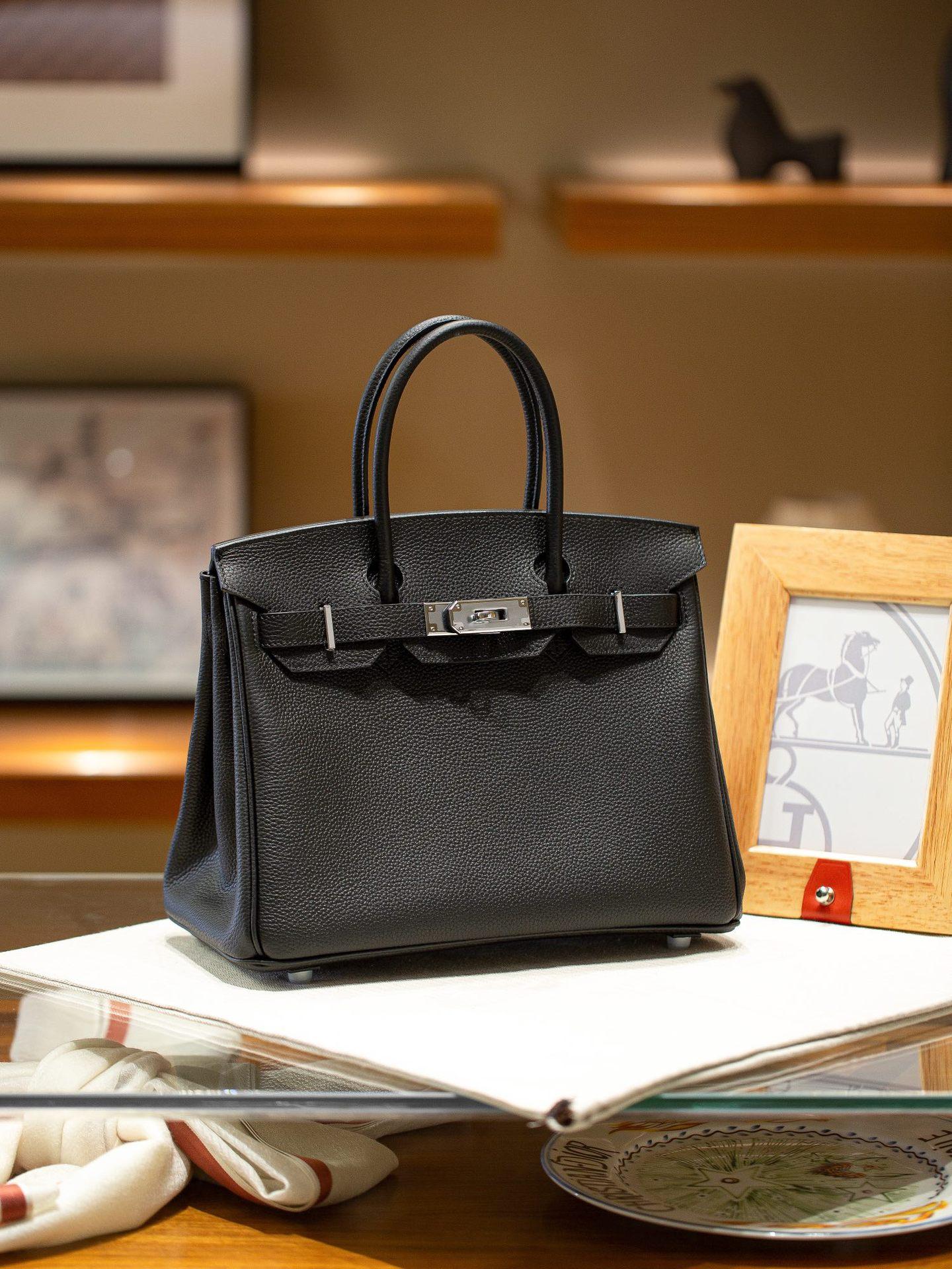 

Lagerfeld Brikin30 Сумка из коровьей кожи Верхний слой Кожа Того Оригинальная фабричная кожа Входная коровья кожа Нить Вневременная сотня стилей Сумка женская 30cm серебряный/чёрный