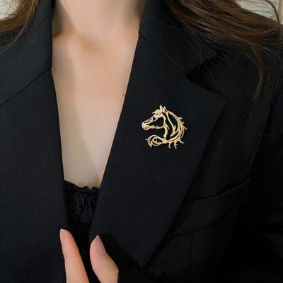 Aushöhlte Pferde-Brosche Pferdekopf-Brosche Anstecknadel Legierung Tier-Brosche Kleider-Accessoire Tierkreisjahr Geschenk für Männer Frauen Familie Freunde