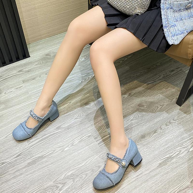 Nuevos zapatos de tacón alto de mezclilla con punta cuadrada y perlas, con tiras en los tobillos, tacón medio grueso liso, con cadena de metal, estilo retro, para uso diario, hechos a mano.