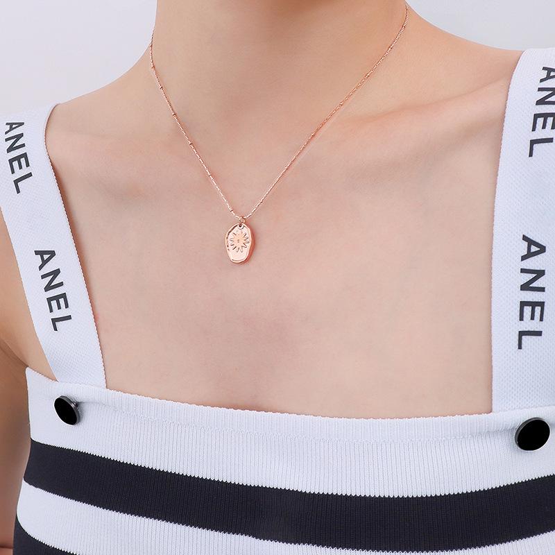 Naszyjnik z motywem słonecznika w stylu francuskim, łańcuszek na szyję, wnęka, lekki, luksusowy, tytanowy, stalowy, platerowany 18 prawdziwym złotem, męski i damski łańcuszek na obojczyk P439