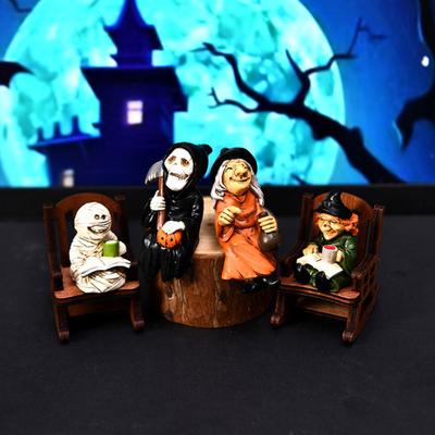 Figurine de Sorcière d'Halloween Résine Miniature Statue de Faucheuse Sorcière Fantôme sur Chaise à Bascule Décoration Gothique pour Bureau Étagère