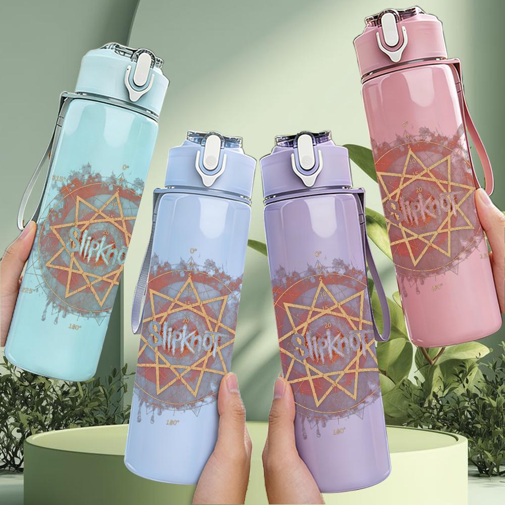 1PC Red circular vintage band emblem print 750ml colorful plastic sports water bottle leakproof pop up lid with straw for outdoor work home use